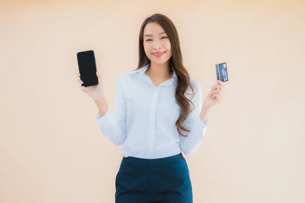 Porträt Schöne Junge Business Asiatische Frau Mit Telefon Und Kreditkarte — Stockfoto