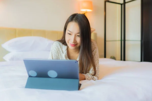 Portrait Beautiful Young Asian Woman Use Tablet Credit Card Bed — Stock Photo, Image