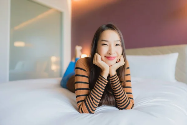 Porträtt Vacker Ung Asiatisk Kvinna Leende Koppla Sängen Sovrummet Interiör — Stockfoto