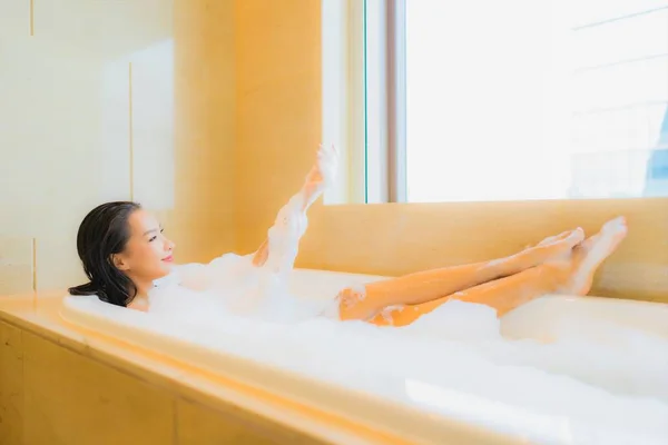 肖像画美しい若いアジア人女性リラックス笑顔レジャーで浴槽でバスルームインテリア — ストック写真