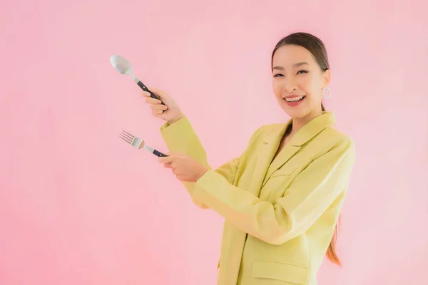 Portret Mooie Jonge Aziatische Zakenvrouw Met Lepel Vork Klaar Eten — Stockfoto
