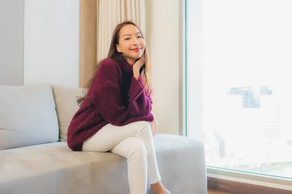 Retrato Bonito Jovem Asiático Mulher Sorriso Relaxar Sofá Sala Estar — Fotografia de Stock