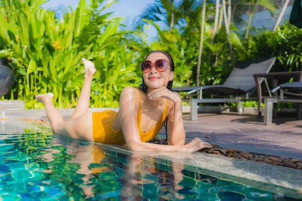 Retrato Bonito Jovem Asiático Mulher Relaxar Feliz Sorriso Redor Piscina — Fotografia de Stock