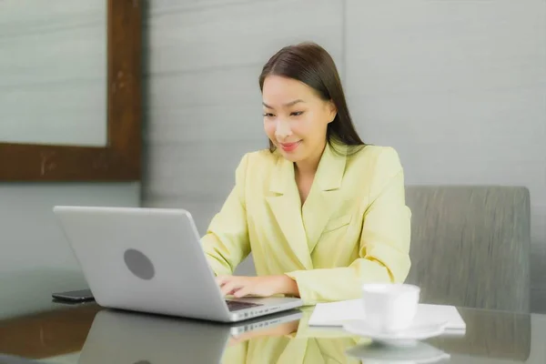 Portret Mooie Jonge Aziatische Vrouw Gebruik Computer Laptop Met Smart — Stockfoto