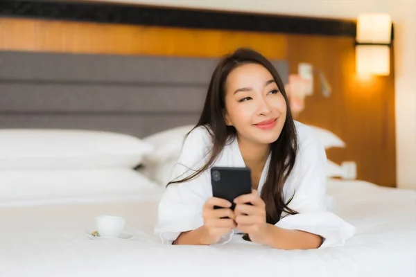Portré Gyönyörű Fiatal Ázsiai Használ Okos Mobiltelefon Ágyban Hálószoba Belső — Stock Fotó