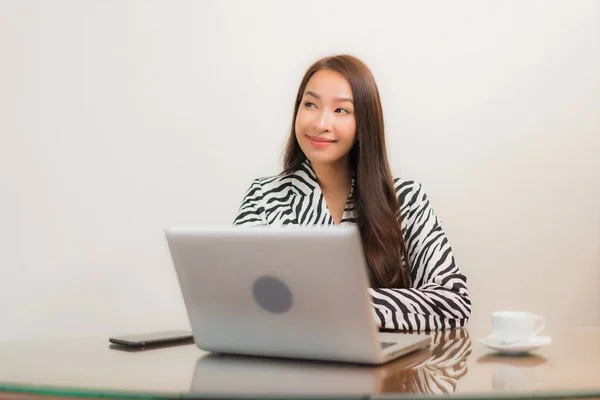 Porträt Schön Junge Asiatische Frau Verwenden Computer Laptop Auf Arbeitstisch — Stockfoto