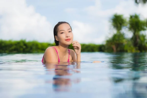 Güzel Bir Asyalı Kadın Portresi Tatil Tatilinde Açık Havada Yüzme — Stok fotoğraf