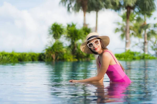 Portrait Beautiful Young Asian Woman Relax Enjoy Outdoor Swimming Pool — Stock Photo, Image