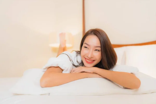 Πορτρέτο Όμορφη Νεαρή Ασιατική Γυναίκα Χαμόγελο Χαλαρώστε Αναψυχής Στο Κρεβάτι — Φωτογραφία Αρχείου