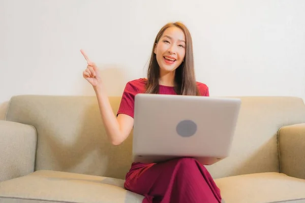 Porträt Schöne Junge Asiatische Frau Verwenden Computer Laptop Auf Sofa — Stockfoto