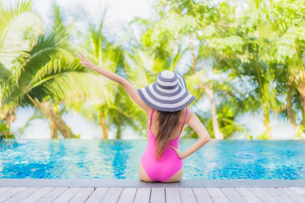 Retrato Bonito Jovem Asiático Mulher Sorriso Relaxar Redor Piscina Livre — Fotografia de Stock