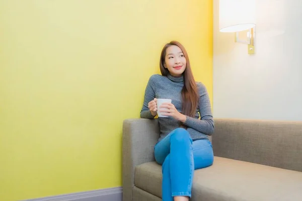 Retrato Bonito Jovem Asiático Mulher Sorriso Relaxar Com Xícara Café — Fotografia de Stock