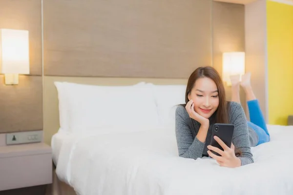 Retrato Hermosa Joven Mujer Asiática Uso Inteligente Teléfono Móvil Cama — Foto de Stock