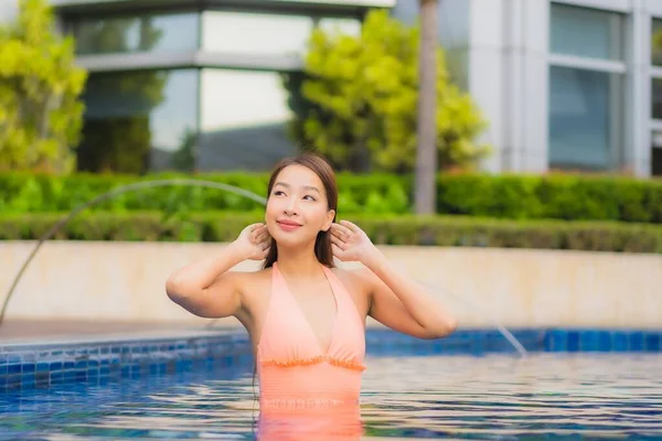 Ritratto Bella Giovane Donna Asiatica Rilassarsi Sorriso Intorno Alla Piscina — Foto Stock