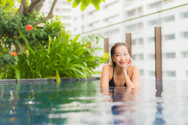 Retrato Hermosa Joven Mujer Asiática Sonrisa Relajarse Ocio Alrededor Piscina —  Fotos de Stock