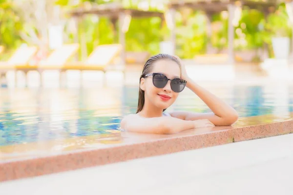 Retrato Hermosa Joven Mujer Asiática Relajarse Sonrisa Ocio Alrededor Piscina — Foto de Stock