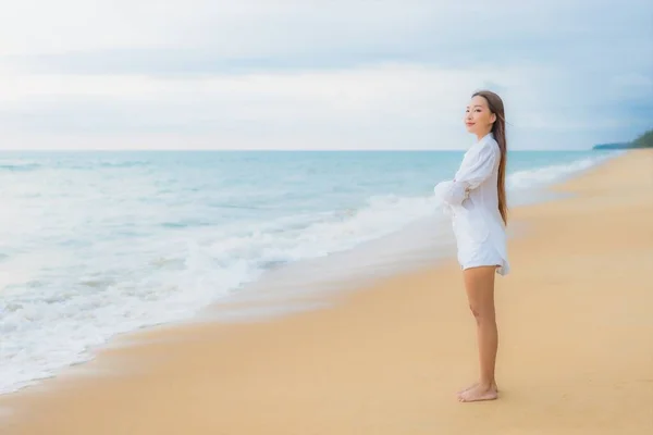 Porträt Schöne Junge Asiatische Frau Entspannen Freizeit Rund Outdoor Strand — Stockfoto