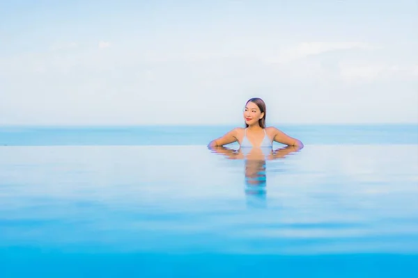 Retrato Bonito Jovem Asiático Mulher Relaxar Sorriso Redor Piscina Livre — Fotografia de Stock