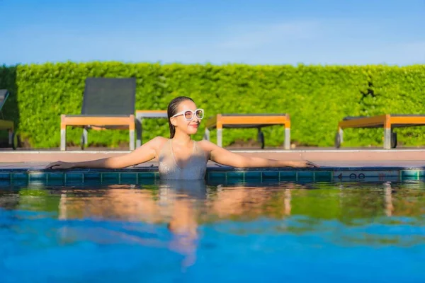 Retrato Bonito Jovem Asiático Mulher Relaxar Sorriso Lazer Redor Piscina — Fotografia de Stock