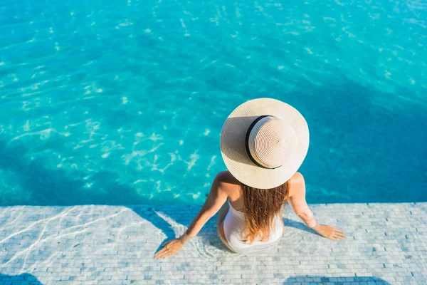 Retrato Bonito Jovem Asiático Mulher Sorriso Relaxar Lazer Redor Piscina — Fotografia de Stock