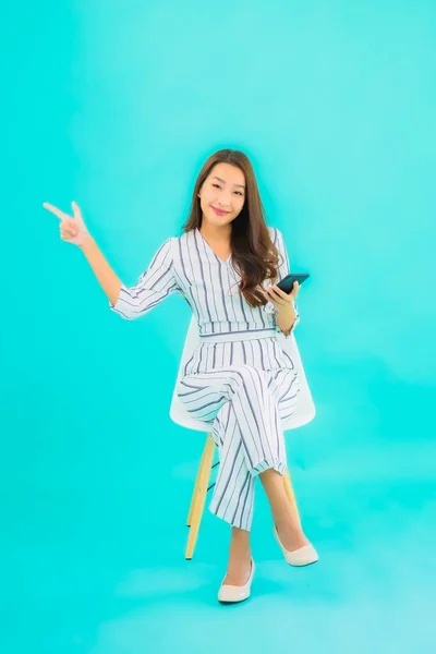 Portret Mooie Jonge Aziatische Vrouw Gebruik Slimme Mobiele Telefoon Zitten — Stockfoto