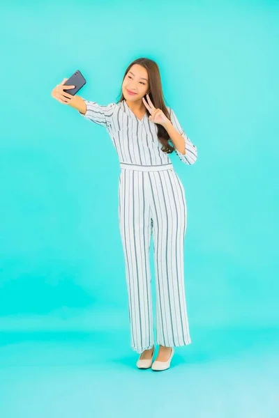 Ritratto Bella Giovane Donna Asiatica Utilizzare Smart Cellulare Sfondo Blu — Foto Stock