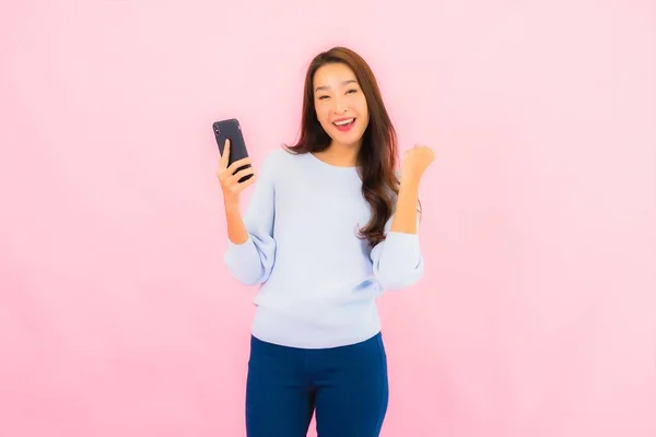 Portré Gyönyörű Fiatal Ázsiai Használ Okos Mobiltelefon Rózsaszín Színű Elszigetelt — Stock Fotó
