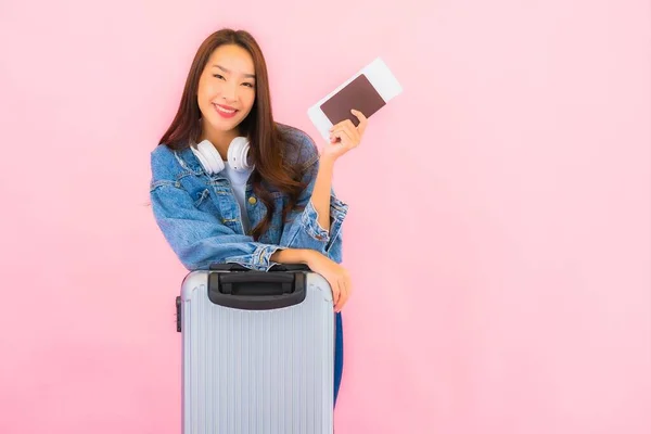 Portret Pięknej Młodej Azjatyckiej Kobiety Plecak Lub Bagaż Aparatem Fotograficznym — Zdjęcie stockowe