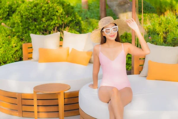 亚洲年轻貌美的女性度假时带着海滨的海景 在室外游泳池里悠闲自在 — 图库照片