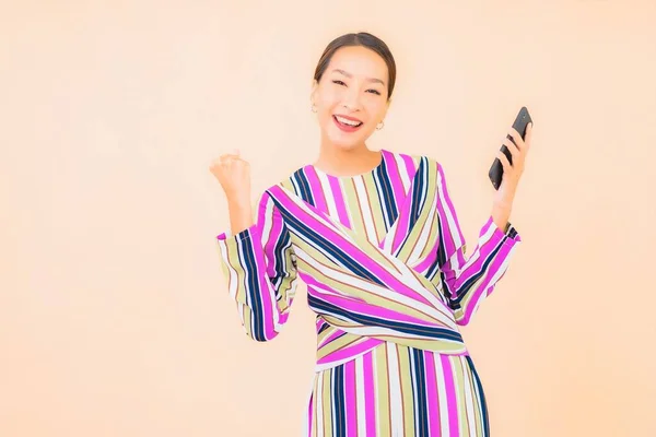 Porträt Schöne Junge Asiatische Frau Verwenden Smartphone Auf Farbe Isoliert — Stockfoto