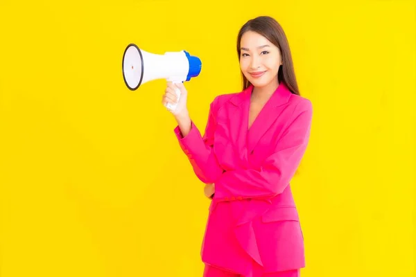 Portret Mooie Jonge Aziatische Vrouw Met Megafoon Voor Communicatie Geel — Stockfoto