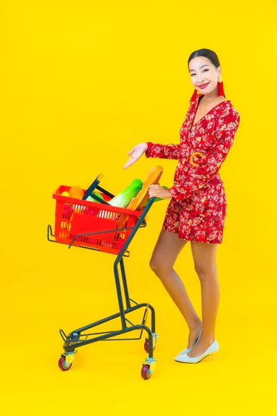 Retrato Bela Jovem Mulher Asiática Com Mercearia Cesta Carrinho Supermercado — Fotografia de Stock