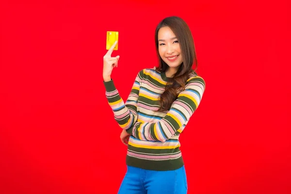 Portrét Krásná Mladá Asijská Žena Kreditní Kartou Červeném Izolovaném Pozadí — Stock fotografie