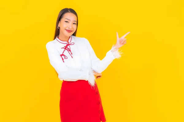 Retrato Bonito Jovem Asiático Mulher Sorriso Ação Fundo Amarelo — Fotografia de Stock