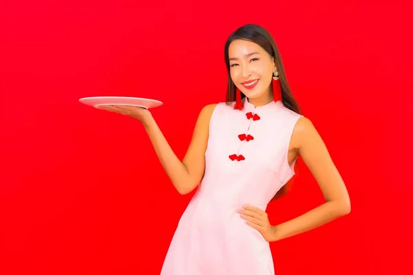 Retrato Bela Jovem Asiática Mulher Com Prato Vazio Vermelho Isolado — Fotografia de Stock