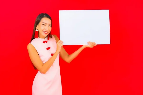 Portret Mooie Jonge Aziatische Vrouw Tonen Wit Leeg Billboard Rode — Stockfoto