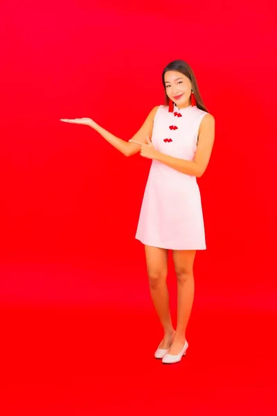 Güzel Bir Asyalı Kadın Portresi Kırmızı Arka Planda Çin Özgü — Stok fotoğraf