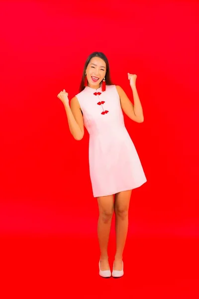 Porträt Schöne Junge Asiatische Frau Trägt Chinesische Neujahrskleidung Auf Rotem — Stockfoto