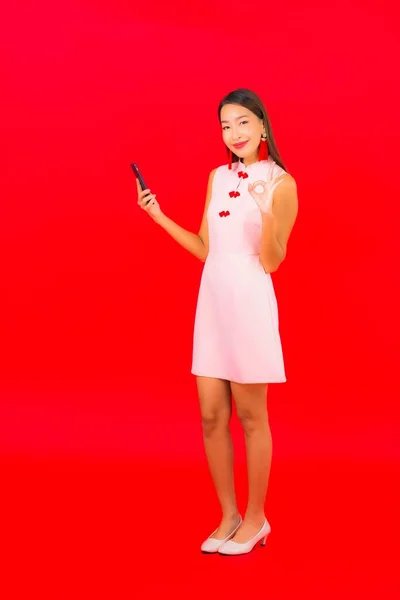 Retrato Bonito Jovem Asiático Mulher Uso Inteligente Celular Vermelho Isolado — Fotografia de Stock