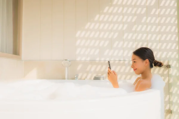 Ritratto Giovane Donna Asiatica Utilizzando Smart Cellulare Nella Vasca Bagno — Foto Stock