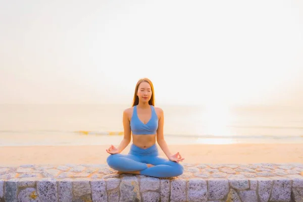 Portret Młoda Azjatycka Kobieta Robi Medytację Wokół Morza Ocean Plaży — Zdjęcie stockowe