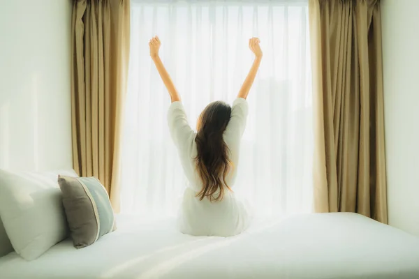 Ung Asiatisk Kvinna Glad Leende Koppla Sängen Sovrummet Interiör — Stockfoto