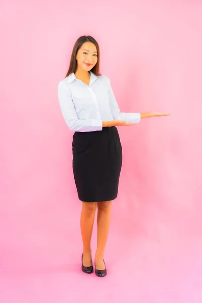 Retrato Bonito Jovem Negócio Asiático Mulher Com Ação Rosa Isolado — Fotografia de Stock