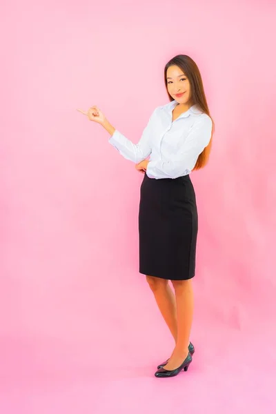 Porträt Schön Jung Business Asiatisch Frau Mit Aktion Rosa Isoliert — Stockfoto