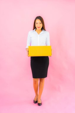 Pembe arka planda kargoya hazır güzel Asyalı kadın portresi.