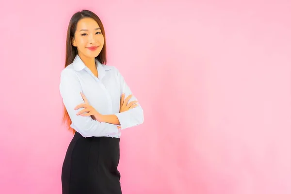 Porträtt Vackra Unga Företag Asiatisk Kvinna Med Åtgärder Rosa Isolerad — Stockfoto