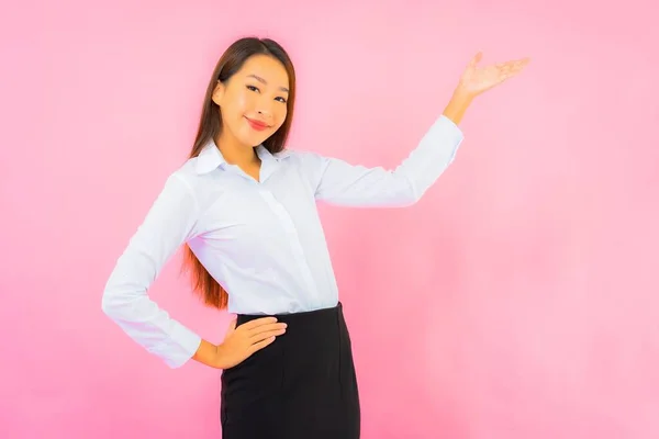 Retrato Bonito Jovem Negócio Asiático Mulher Com Ação Rosa Isolado — Fotografia de Stock