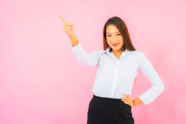 Porträtt Vackra Unga Företag Asiatisk Kvinna Med Åtgärder Rosa Isolerad — Stockfoto