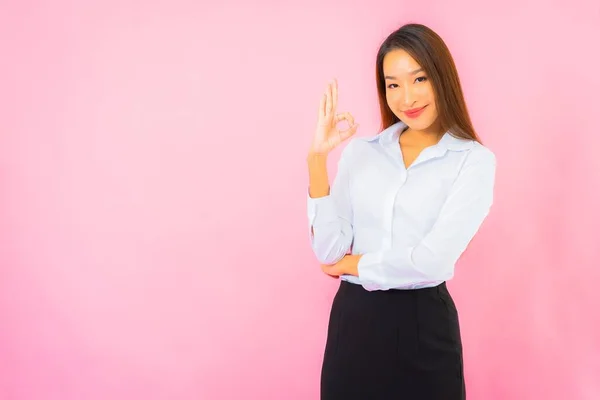 Portré Gyönyörű Fiatal Üzleti Ázsiai Akció Rózsaszín Elszigetelt Háttér — Stock Fotó
