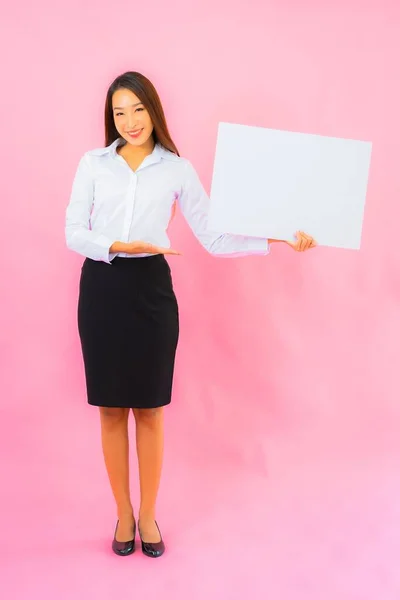 Πορτρέτο Όμορφη Νεαρή Ασιατική Γυναίκα Δείχνουν Άδειο Λευκό Πινακίδα Ροζ — Φωτογραφία Αρχείου
